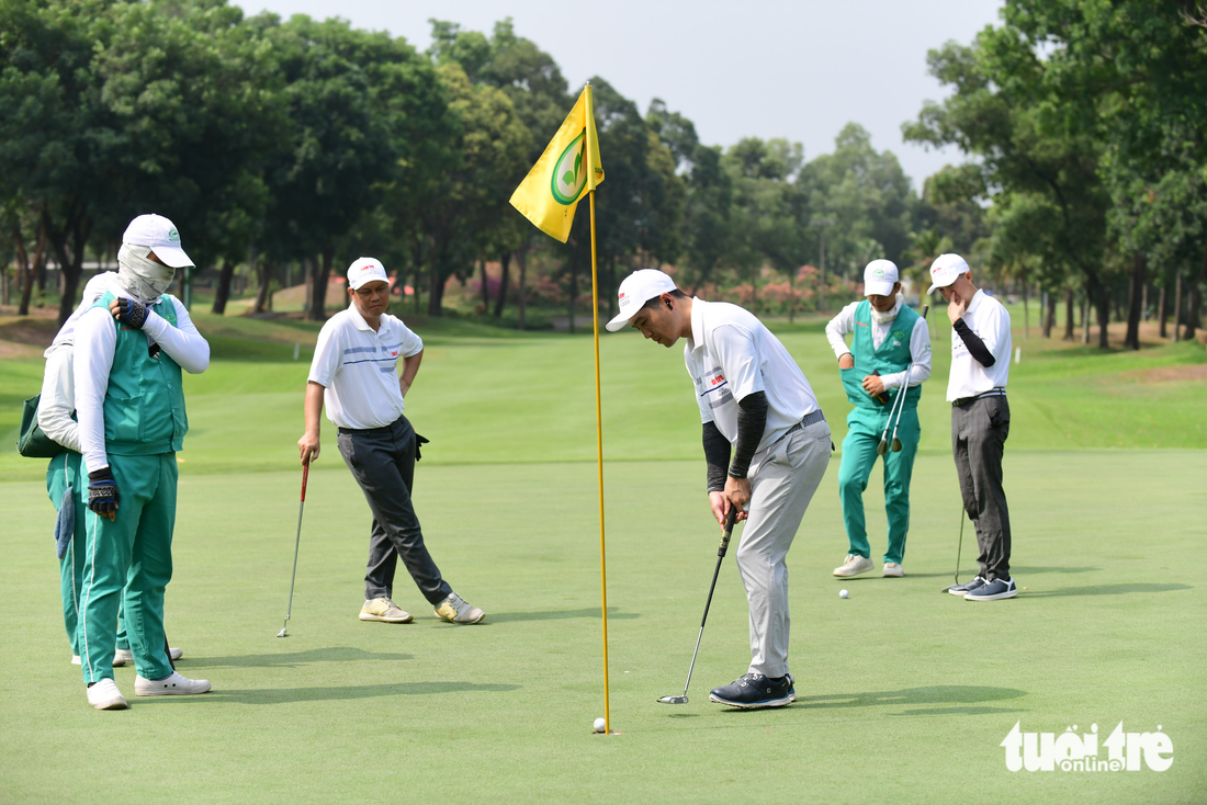 Các golfer tranh tài giải Tuổi Trẻ Golf tournament for start-up tại sân golf Thủ Đức (TP Thủ Đức, TP.HCM) chiều 21-4 - Ảnh: QUANG ĐỊNH