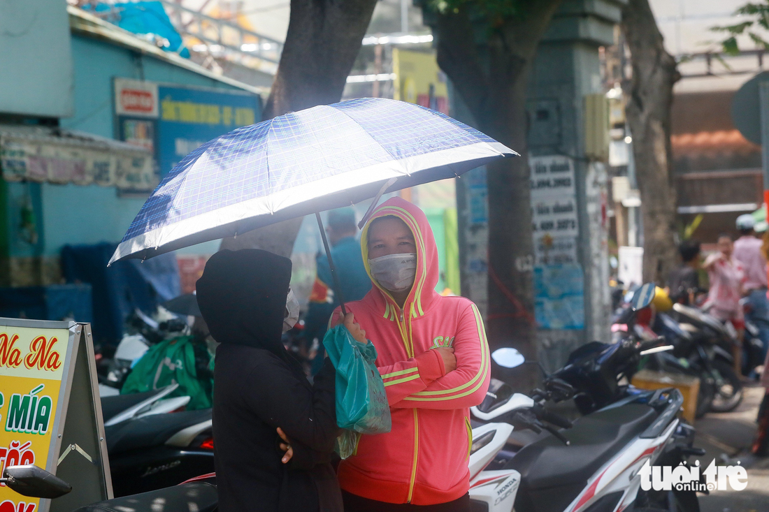 Nắng nóng oi bức, người dân TP.HCM tìm đủ cách hạ nhiệt - Ảnh 9.