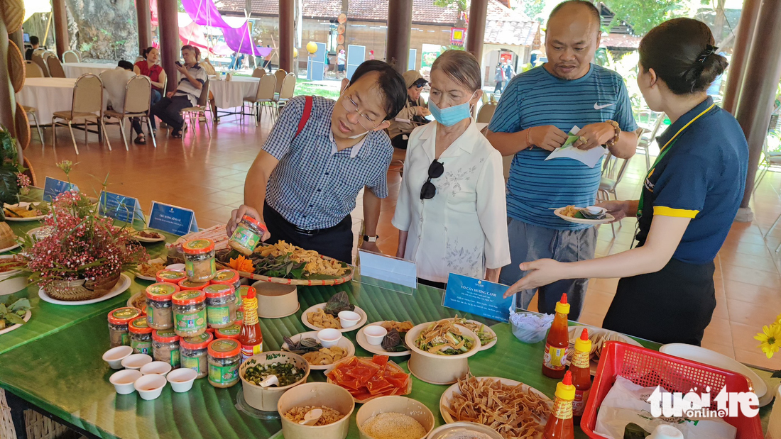 Thực khách mê gà nướng mắc khén, khâu nhục... ở lễ hội hơn 300 món ngon - Ảnh 2.