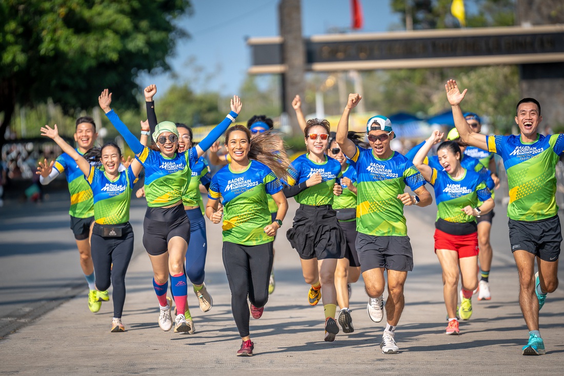 7.000 người tham gia đường chạy huyền thoại Giải marathon núi Bà Đen - Ảnh 1.