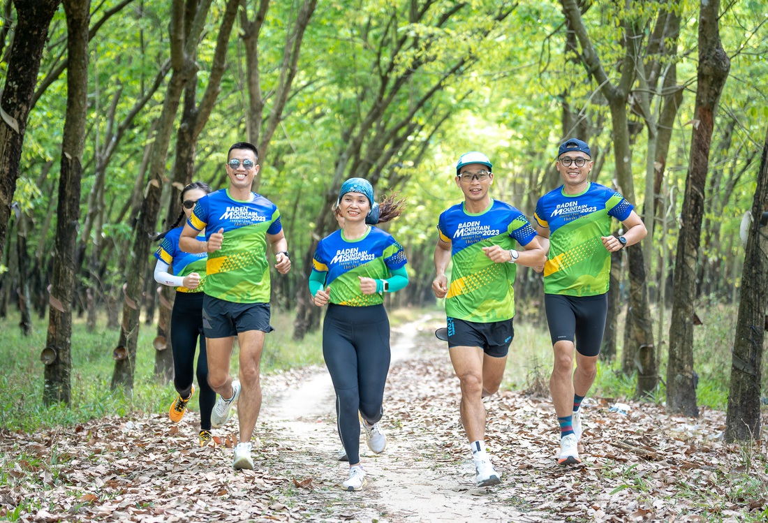 7.000 người tham gia đường chạy huyền thoại Giải marathon núi Bà Đen - Ảnh 5.