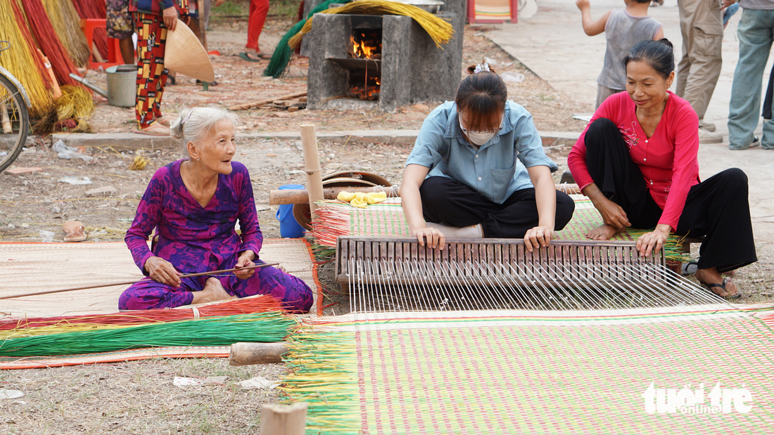 2.000 dân làng chiếu hào hứng xem Lật mặt 6 - Ảnh 2.