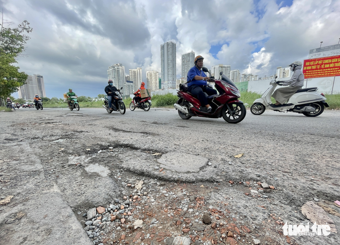 Đường Nguyễn Hoàng, TP Thủ Đức bị bong tróc do mật độ xe cộ đông nhưng không được duy tu bảo dưỡng thường xuyên - Ảnh: LÊ PHAN