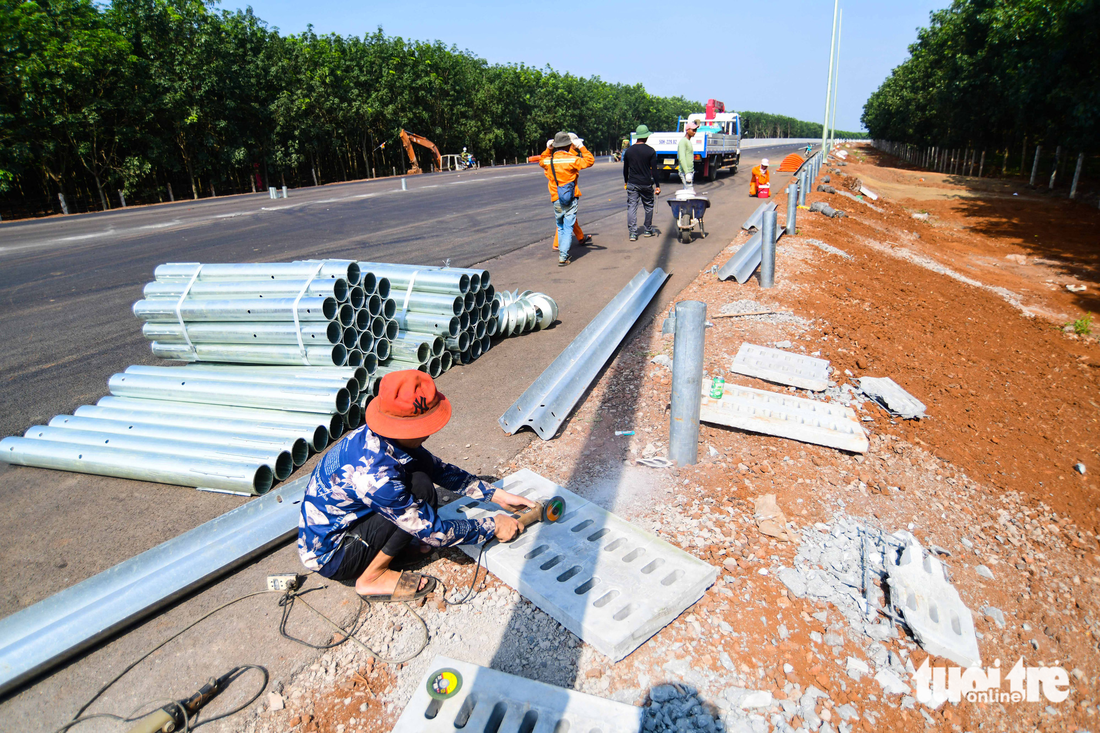 Cao tốc Phan Thiết - Dầu Giây bộn bề trước ngày thông xe - Ảnh 4.