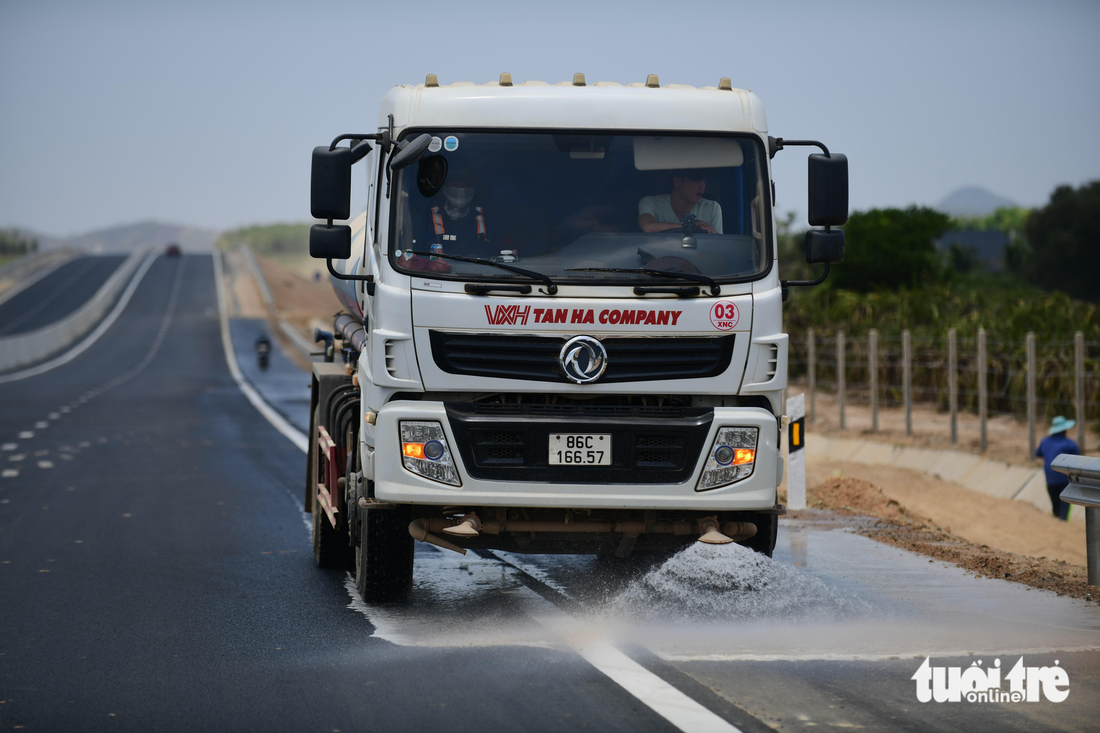 Cao tốc Phan Thiết - Dầu Giây bộn bề trước ngày thông xe - Ảnh 8.