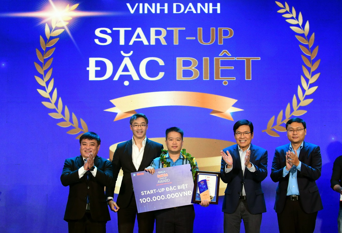 CEO Hồ Minh Đức nhận giải start-up đặc biệt của Tuổi Trẻ Start-up Award 2023 - Ảnh: QUANG ĐỊNH