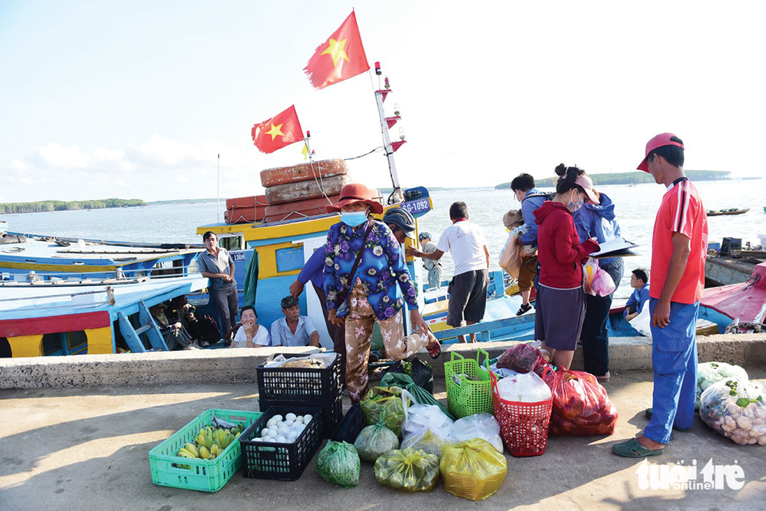 Bến tàu là nơi kết nối các nhu cầu sống của Thạnh An với đất liền, chuyển giao hàng hóa, lại chuyển giao cả những bệnh nhân cần &quot;giờ vàng&quot; cấp cứu - Ảnh: DUYÊN PHAN