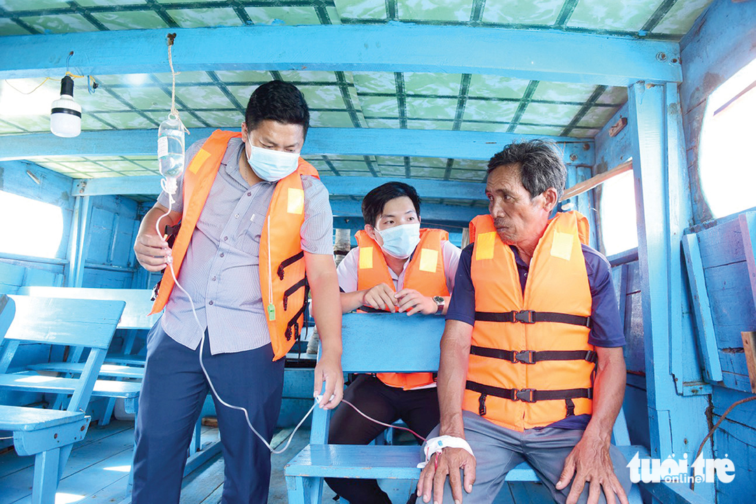 Bến tàu là nơi kết nối các nhu cầu sống của Thạnh An với đất liền, chuyển giao hàng hóa, lại chuyển giao cả những bệnh nhân cần &quot;giờ vàng&quot; cấp cứu - Ảnh: DUYÊN PHAN