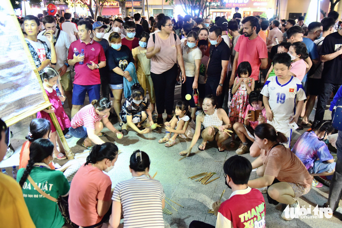 Hàng ngàn người đến trung tâm TP.HCM xem pháo hoa - Ảnh 11.