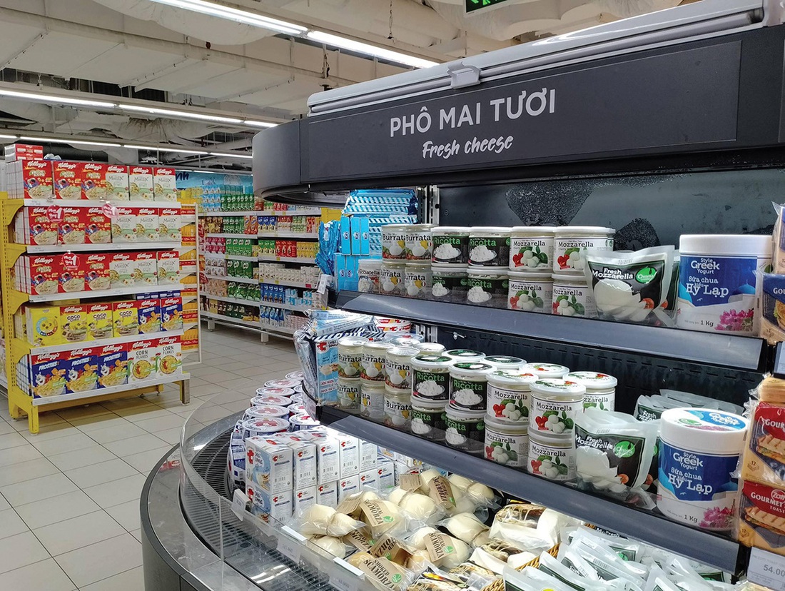 Quầy bày bán các loại phô mai tươi Ottima ở siêu thị Tops Market - Ảnh NVCC