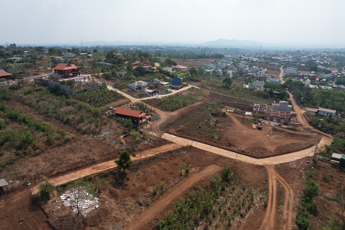 Hiện trạng khu vực Đồi Chuối hiện nay đã mọc thêm nhiều nhà trái phép - Ảnh: TRUNG TÂN