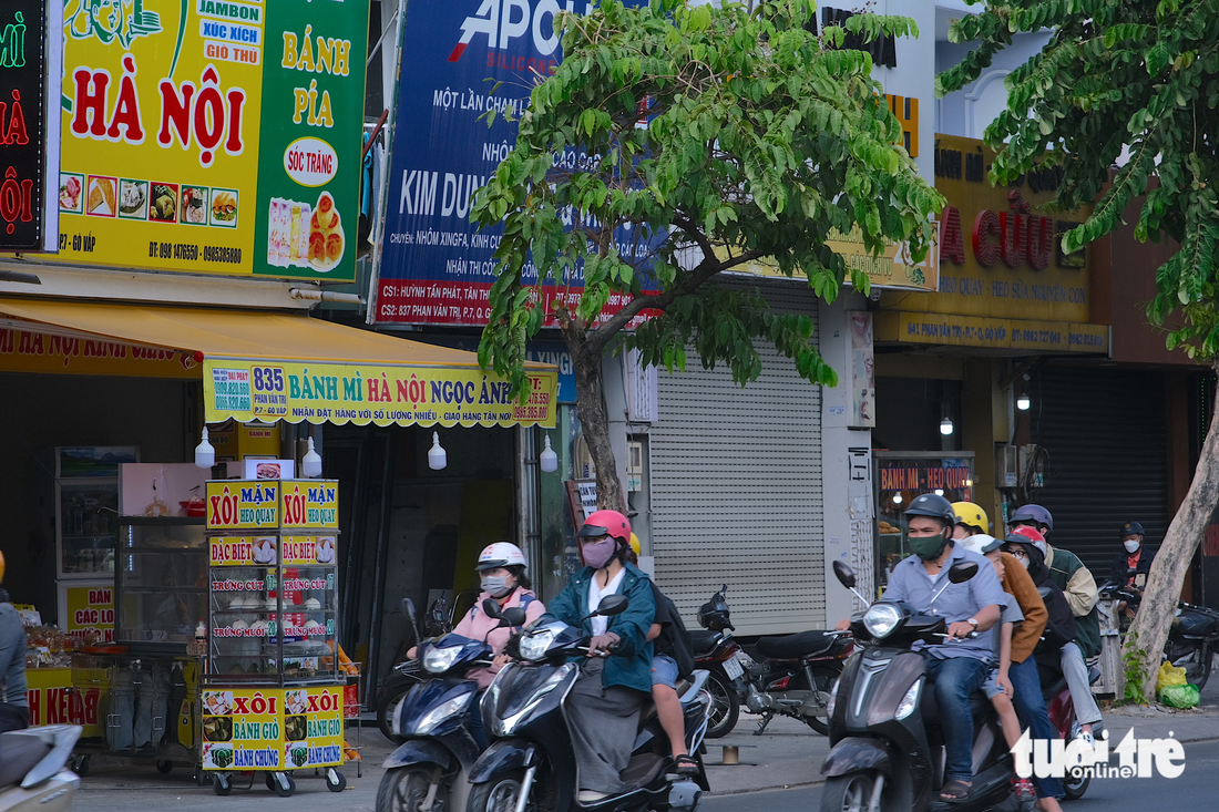 Những con đường san sát bánh mì ở Sài Gòn - Ảnh 10.