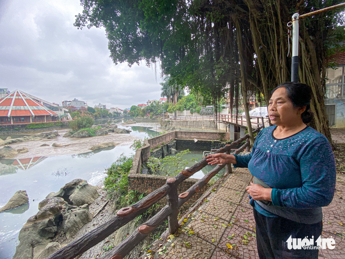 Sống gần 15 năm ở hồ Phú Lộc IV, bà Vũ Thị Sa (phố Đặng Văn Ngữ, TP Lạng Sơn) bày tỏ: &quot;Người dân nhiều lần kiến nghị địa phương nạo vét nhưng chỉ được một thời gian. Có ngày tôi quét được cả nắm muỗi. Năm nay nước xuống thấp, không có muỗi nhưng mùi bốc lên rất khó chịu&quot; - Ảnh: HÀ QUÂN