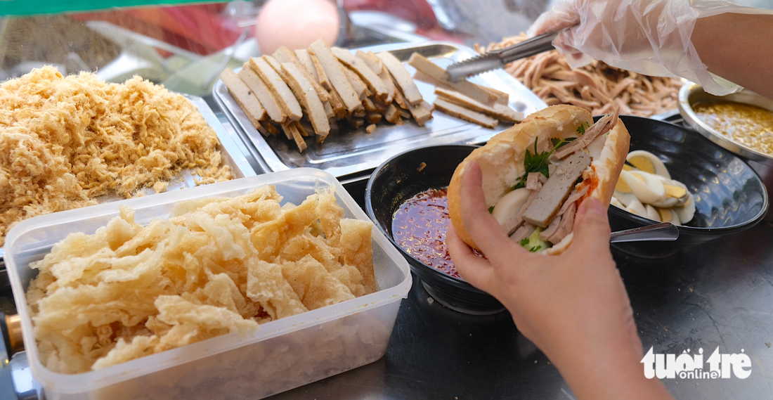 Những con đường san sát bánh mì ở Sài Gòn - Ảnh 2.