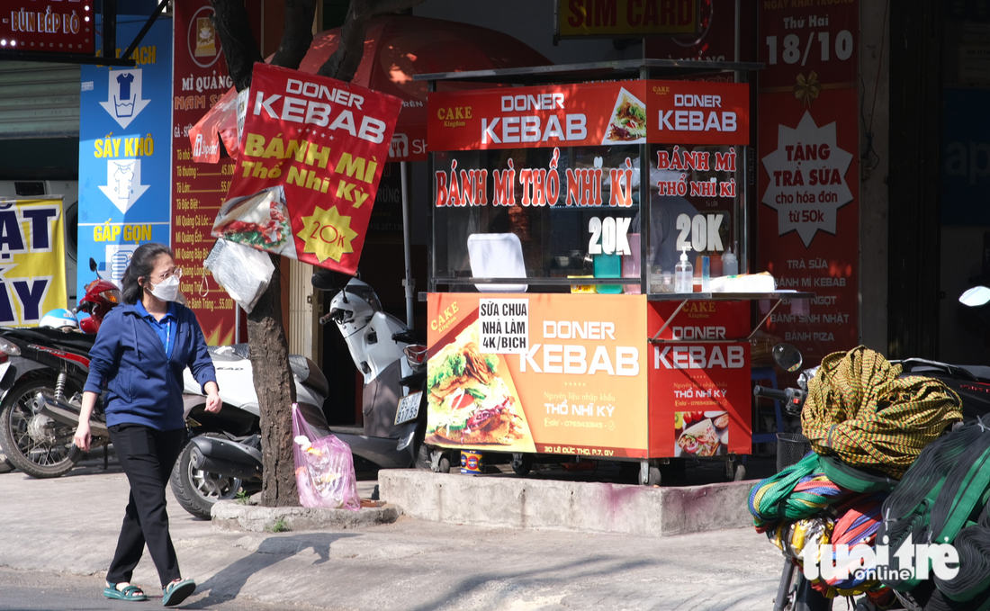 Những con đường san sát bánh mì ở Sài Gòn - Ảnh 7.