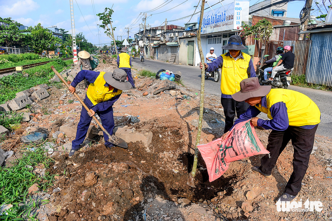 Mơ 3.100km đường tàu thành  đường hoa dài nhất Việt Nam - Ảnh 2.