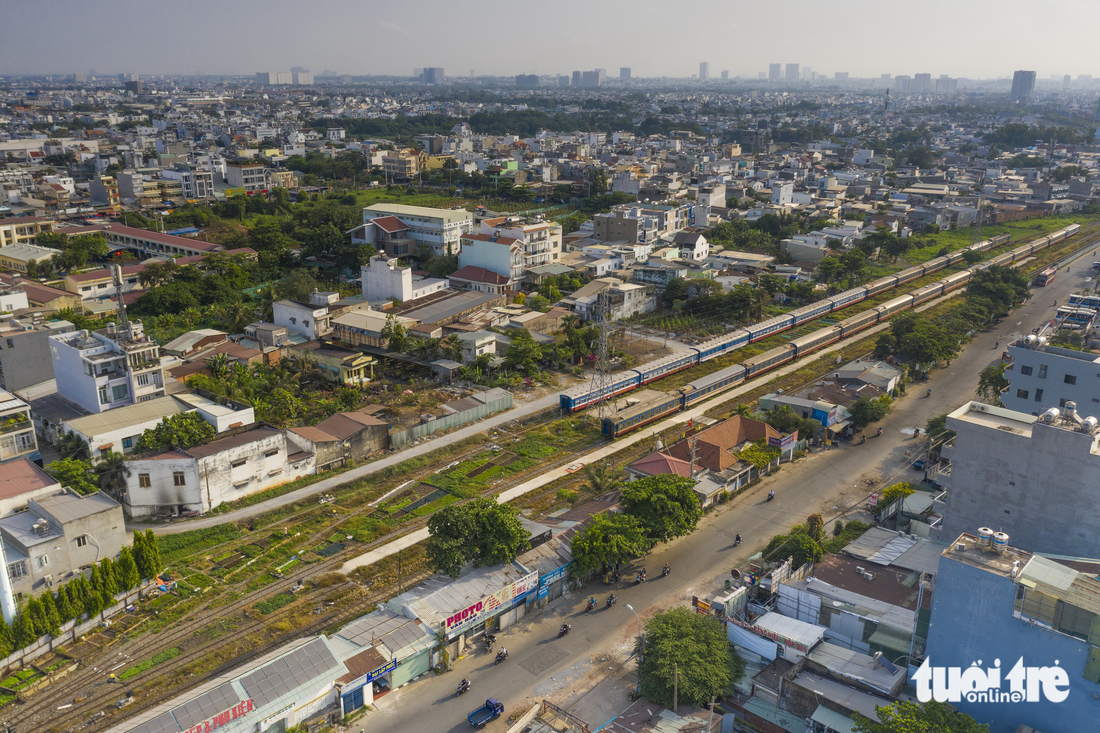 Ga Bình Triệu (TP Thủ Đức, TP.HCM) thêm đẹp nếu được trồng thêm hoa cảnh