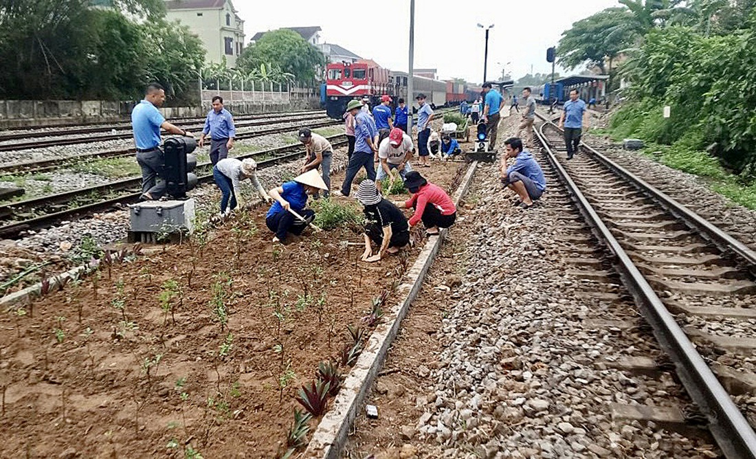 Mơ 3.100km đường tàu thành  đường hoa dài nhất Việt Nam - Ảnh 1.