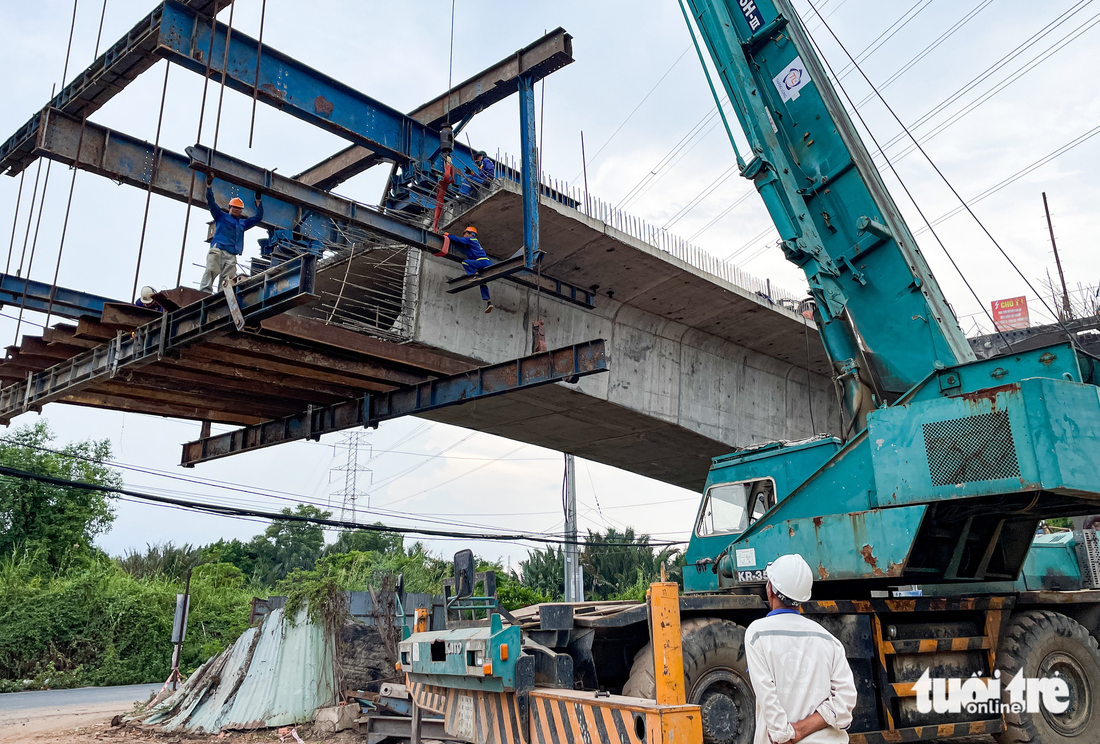 Làm xuyên lễ trên nhiều công trình giao thông ở TP.HCM - Ảnh 2.