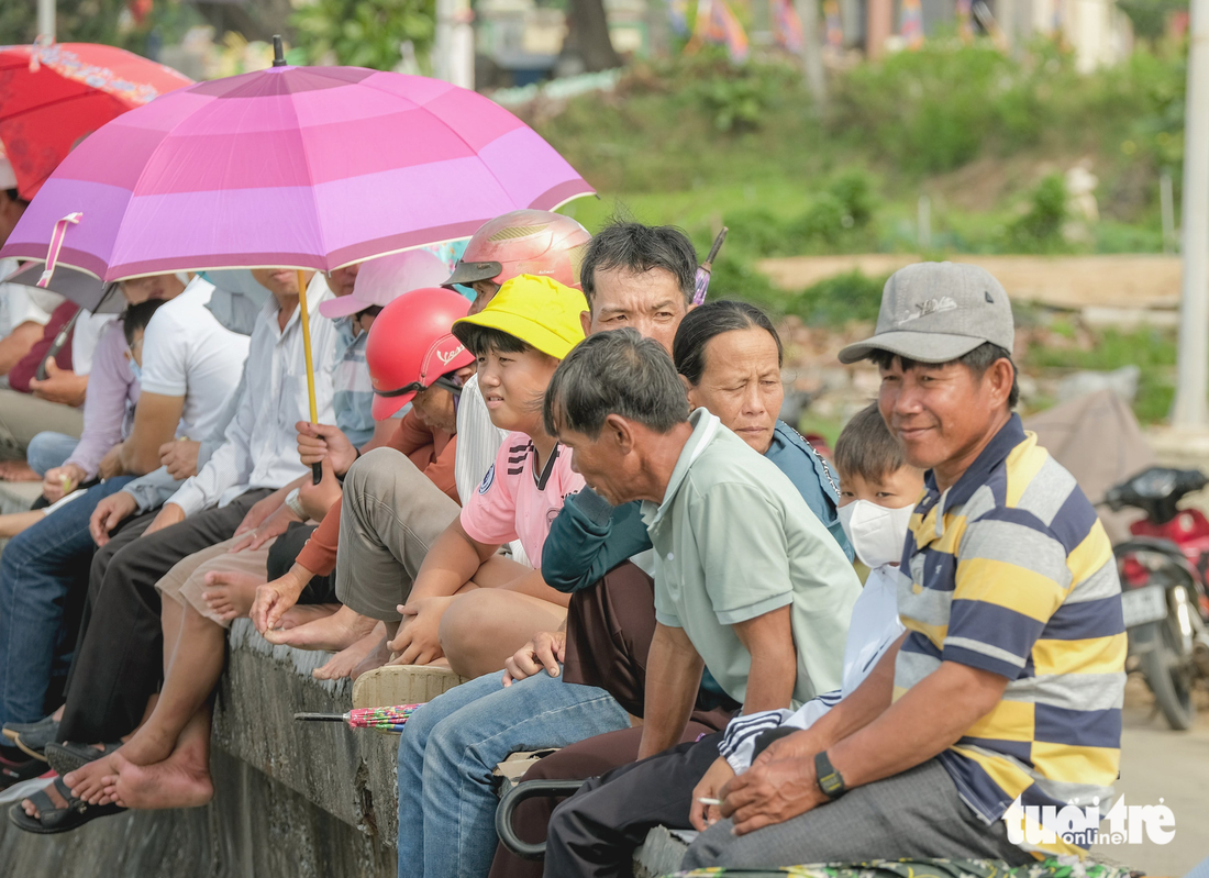 Du khách thích thú với màn đua thuyền Tứ Linh, ngắm đá ngầm Lý Sơn - Ảnh 2.