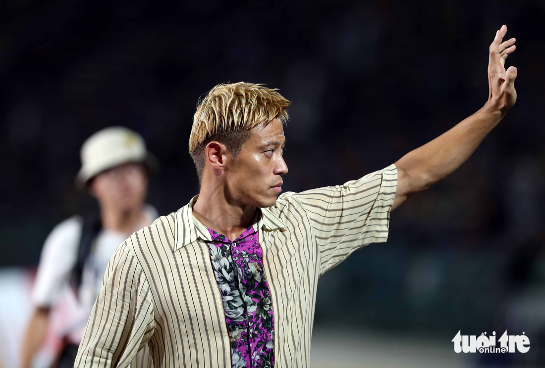 Cuộc chia tay cảm xúc của HLV Keisuke Honda - Ảnh 6.