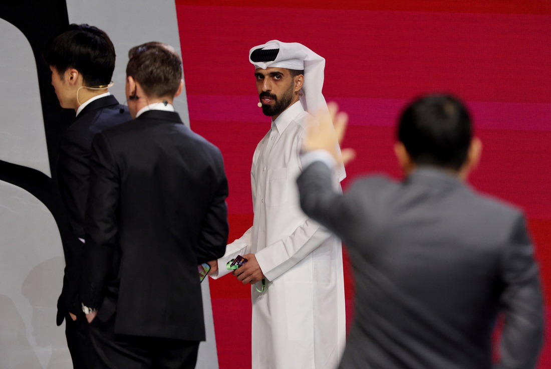 Hassan Al Haydos - một trong những khách mời sẽ tiến hành bốc thăm Asian Cup 2023 - Ảnh: REUTERS