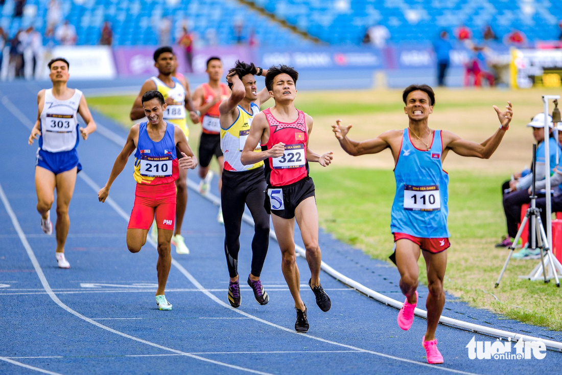 VĐV Campuchia khóc như mưa khi bất ngờ giành HCV 800m SEA Games 32 - Ảnh 1.