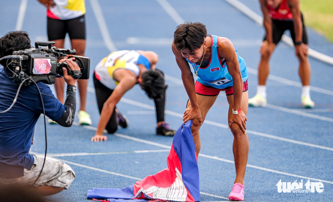 VĐV Campuchia khóc như mưa khi bất ngờ giành HCV 800m SEA Games 32 - Ảnh 2.