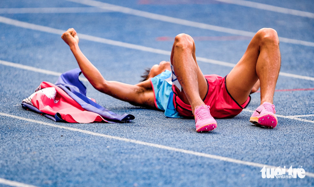 VĐV Campuchia khóc như mưa khi bất ngờ giành HCV 800m SEA Games 32 - Ảnh 3.