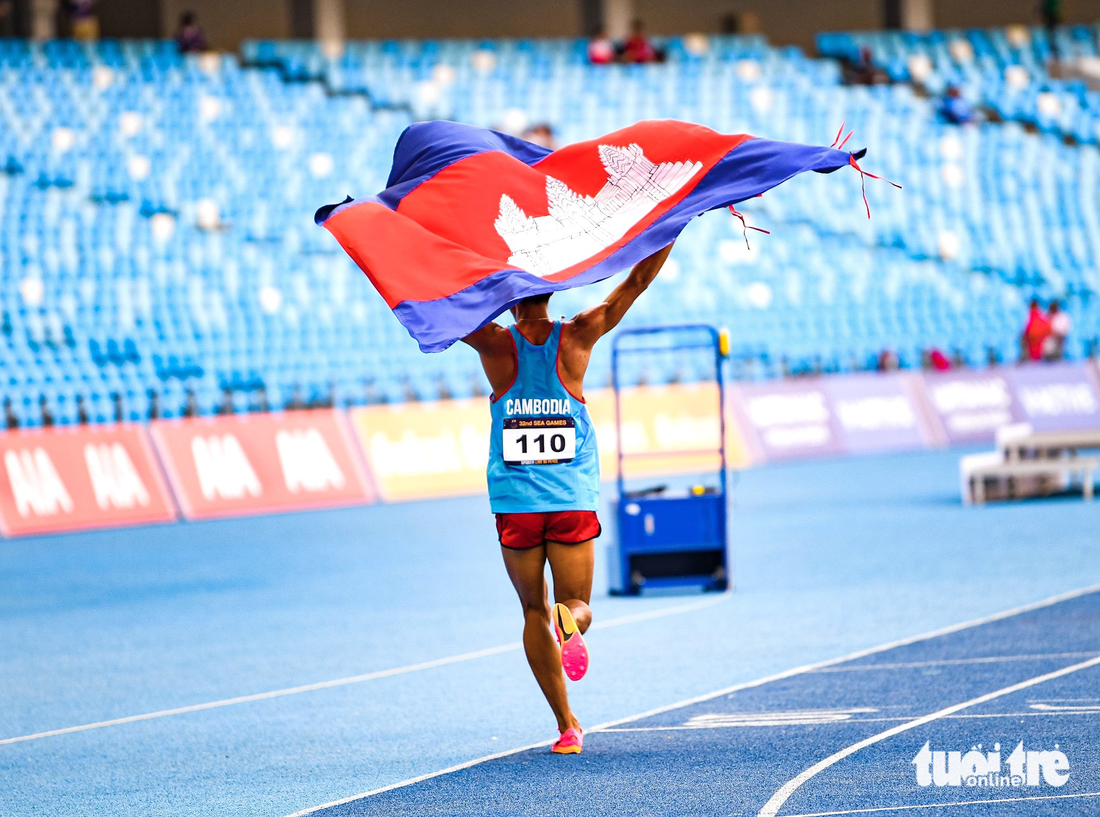 VĐV Campuchia khóc như mưa khi bất ngờ giành HCV 800m SEA Games 32 - Ảnh 7.