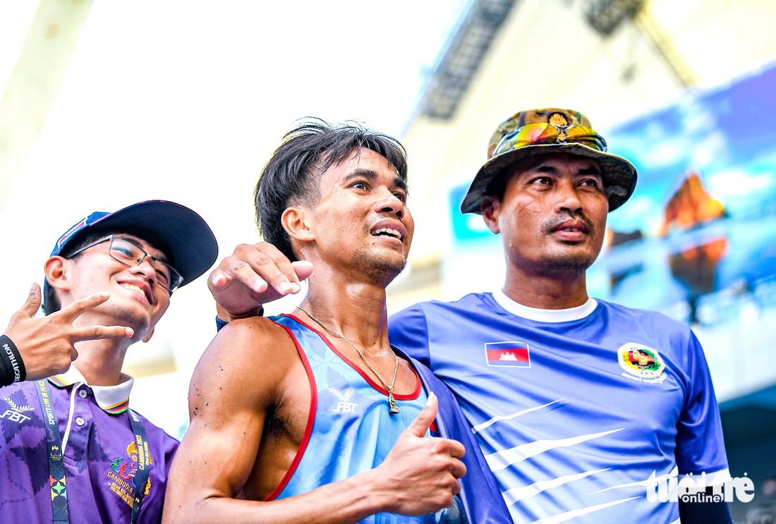 VĐV Campuchia khóc như mưa khi bất ngờ giành HCV 800m SEA Games 32 - Ảnh 8.