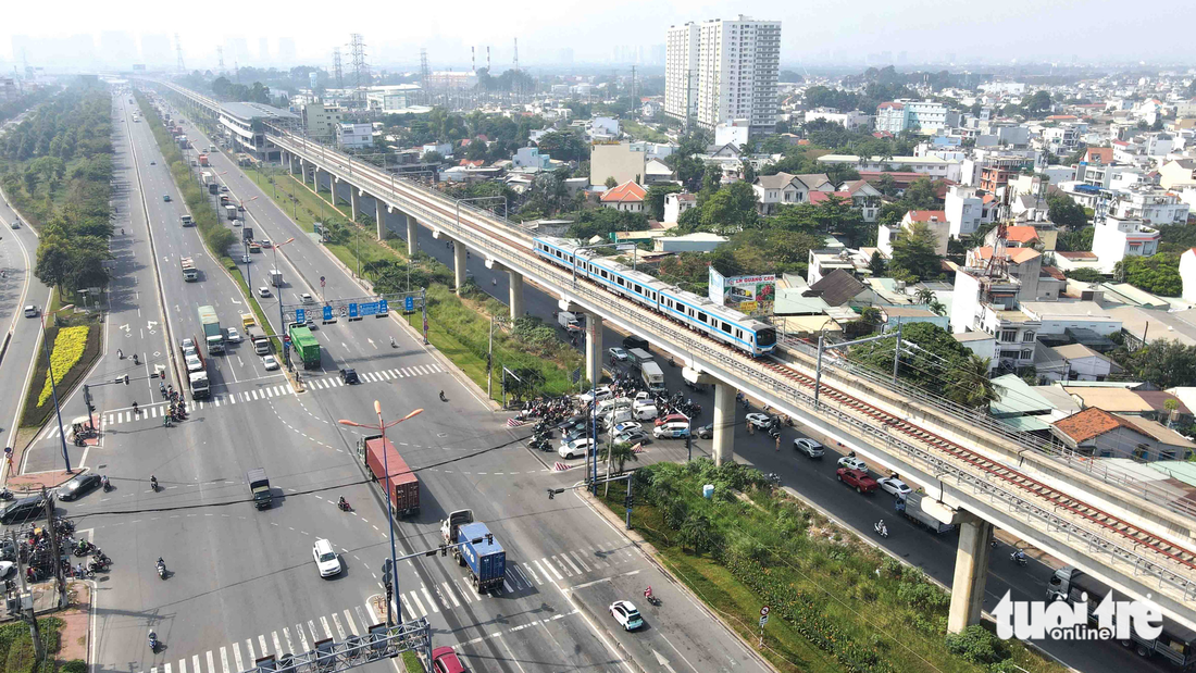 Tàu rời ga metro Bình Thái về lại Suối Tiên, TP.Thủ Đức sáng 21-12 - Ảnh: T.T.D.