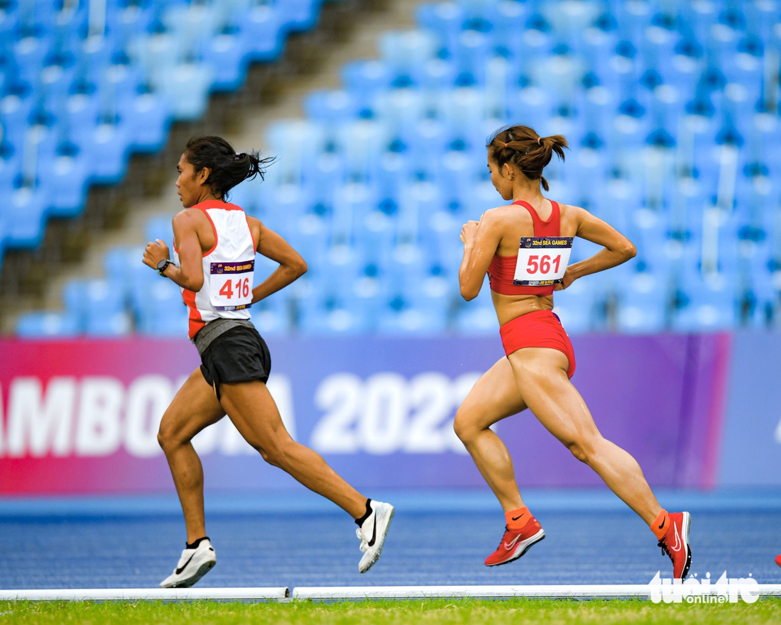 Cô tham dự cự ly chạy 10.000m. Đây là nội dung cá nhân thứ 4 của Oanh tại SEA Games 32 - Ảnh: NAM TRẦN