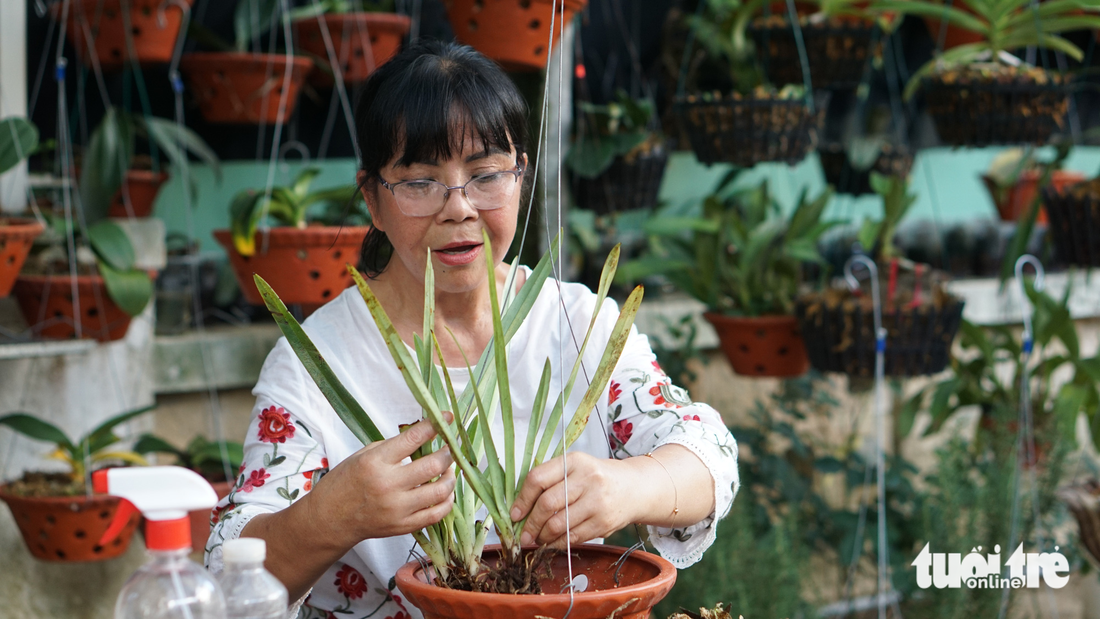 Trong lúc chờ xe đi ăn, Ánh Tuyết cũng tranh thủ trồng hoa - Ảnh: TRẦN MẶC