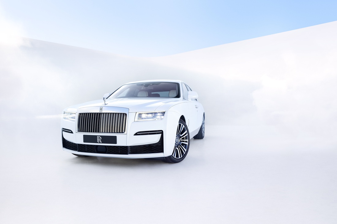 Xe Rolls-Royce im lặng như tờ, người lái mất phương hướng - Ảnh 4.