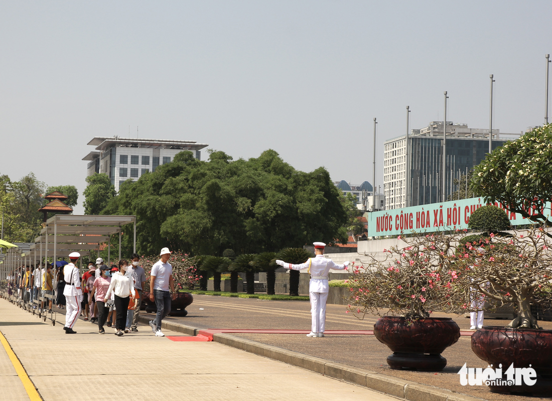 Nắng như đổ lửa, dòng người vẫn xếp hàng chờ vào viếng lăng Bác - Ảnh 1.