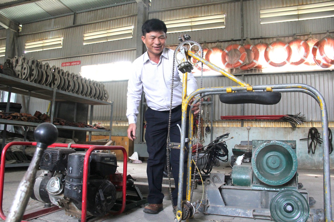 Ông Hiếu bên một chiếc xe đạp đi trên dây điện do mình sáng chế - Ảnh: TRẦN MAI Ông Hiếu bên một chiếc xe đạp đi trên dây điện do mình sáng chế - Ảnh: TRẦN MAI