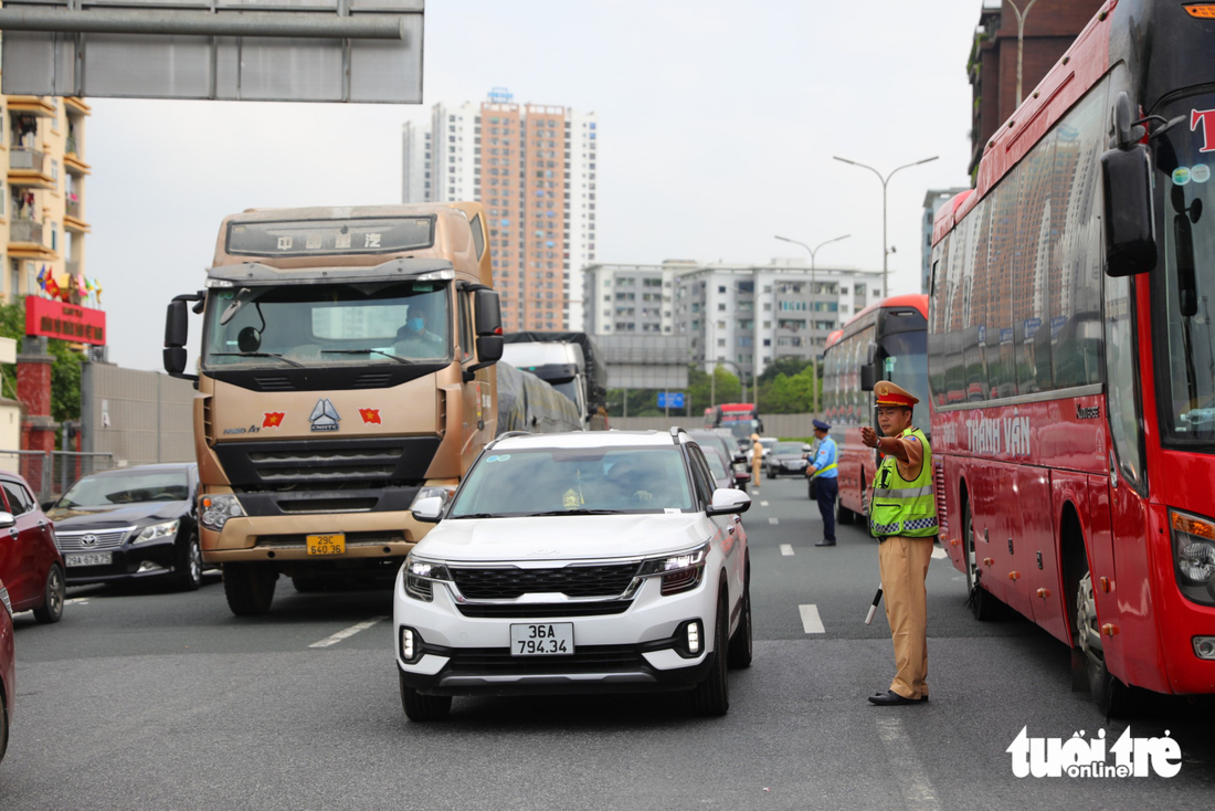 Trẻ em mệt nhoài cùng gia đình trở lại Hà Nội - Ảnh 4.