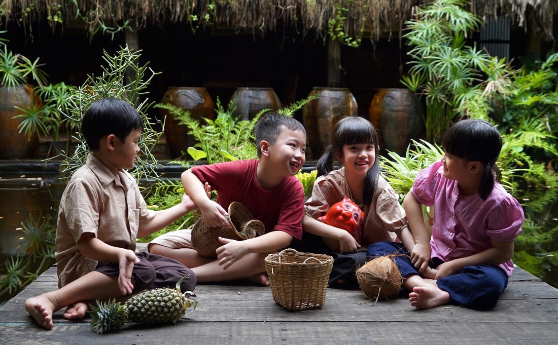 Hải Cò, Tí Sún, Cu Mùi, Tủn trong vở kịch Cho tôi xin một vé đi tuổi thơ - Ảnh: LỮ ĐẮC LONG