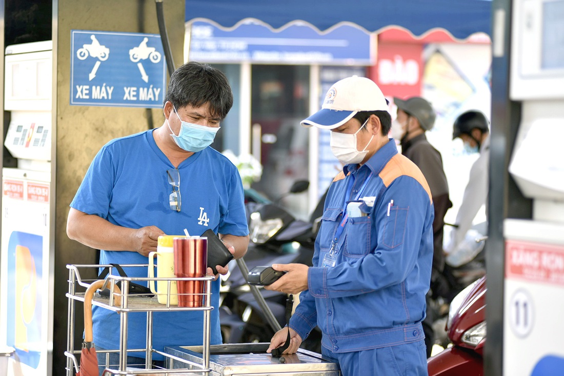 Người dân quẹt thẻ thanh toán khi đổ xăng tại một cây xăng trên đường Nguyễn Văn Nghi, quận Gò Vấp, TP.HCM - Ảnh: NGỌC PHƯỢNG