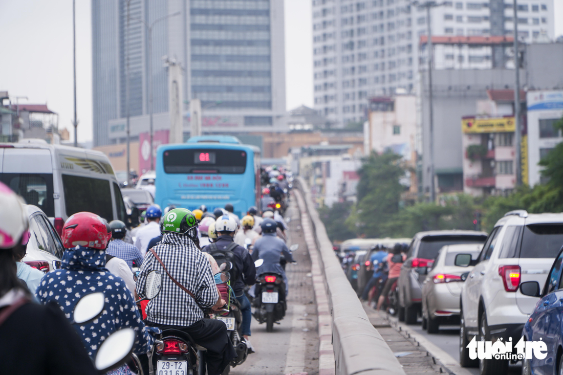 Tắc đường, người Hà Nội chật vật đi làm sau kỳ nghỉ lễ - Ảnh 4.