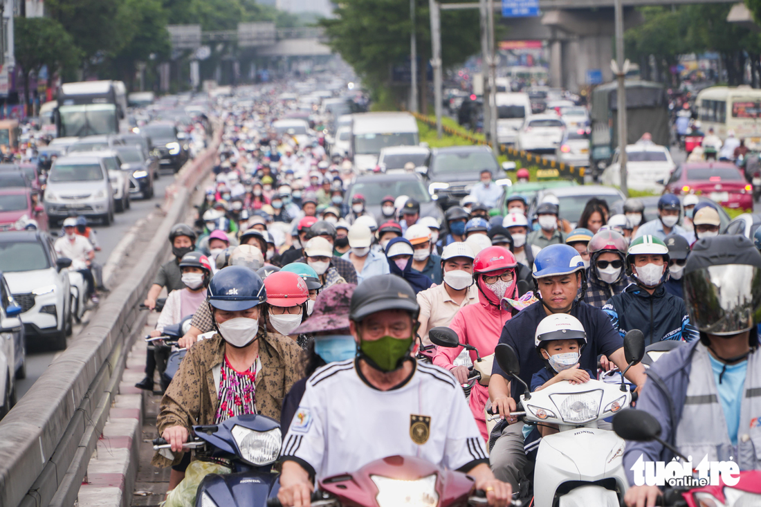 Tắc đường, người Hà Nội chật vật đi làm sau kỳ nghỉ lễ - Ảnh 2.