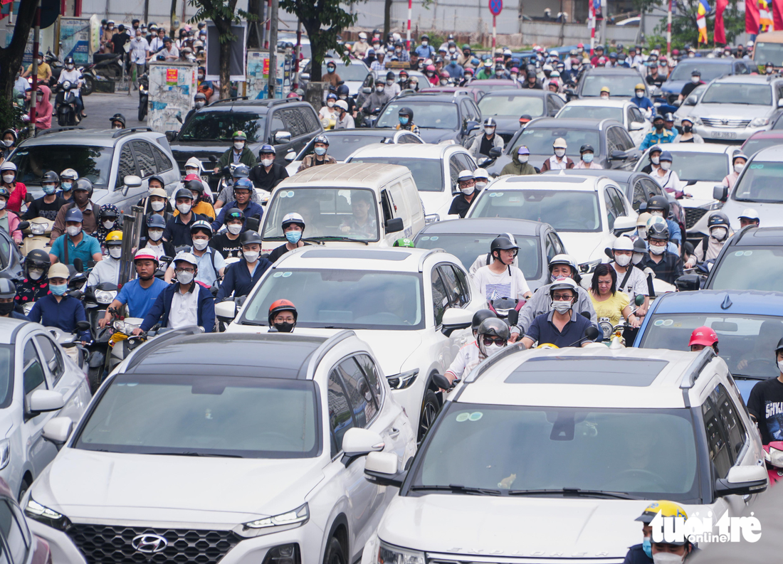 Tắc đường, người Hà Nội chật vật đi làm sau kỳ nghỉ lễ - Ảnh 3.