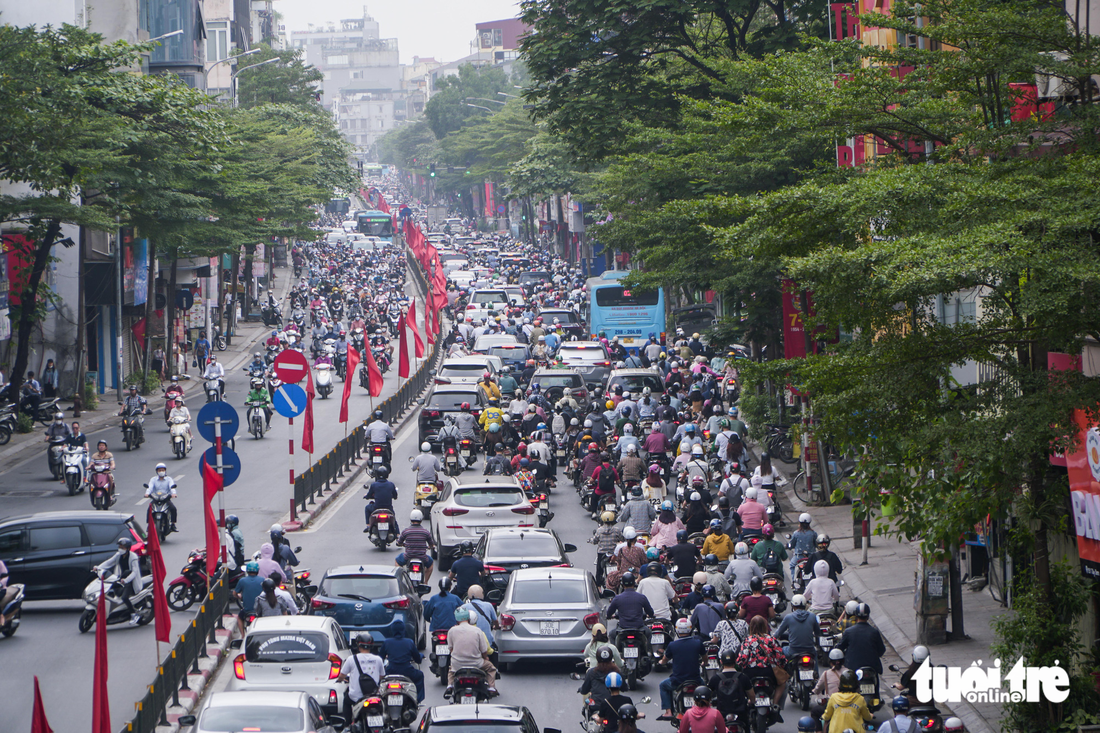 Tắc đường, người Hà Nội chật vật đi làm sau kỳ nghỉ lễ - Ảnh 6.