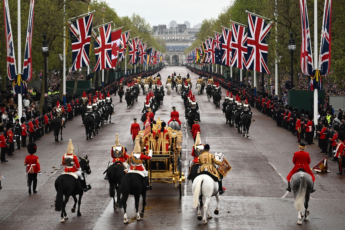 Đoàn hộ tống Vua Charles III đến Tu viện Westminster, thủ đô London, Vương quốc Anh - Ảnh: AFP