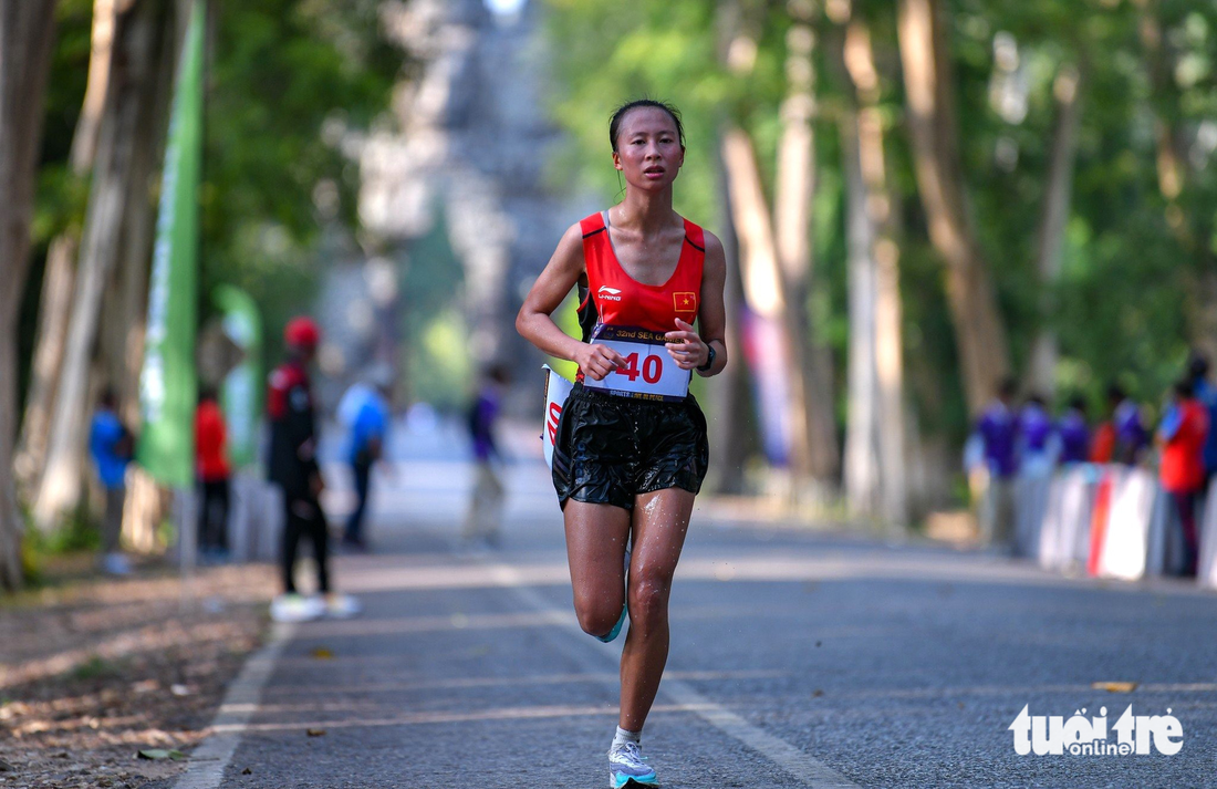 VĐV marathon Việt Nam sốc nhiệt, ngất xỉu sau khi về đích tại SEA Games 32 - Ảnh 1.