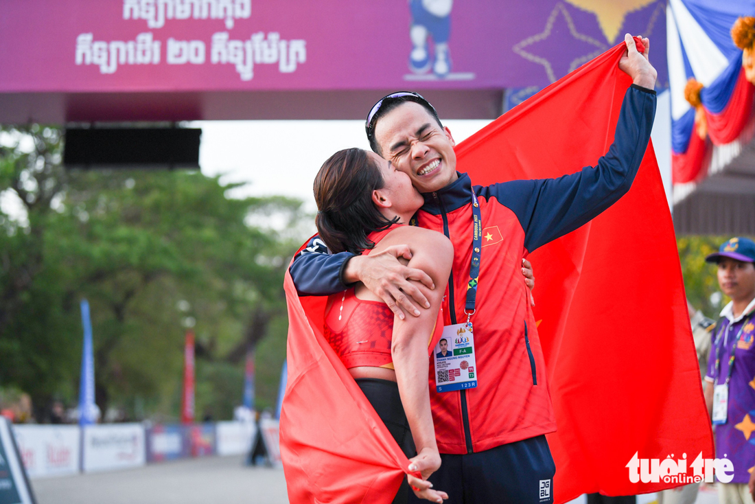 Hoàng tử, nữ hoàng đi bộ chiến thắng tại SEA Games 32 - Ảnh 8.