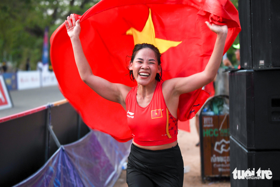 Hoàng tử, nữ hoàng đi bộ chiến thắng tại SEA Games 32 - Ảnh 9.