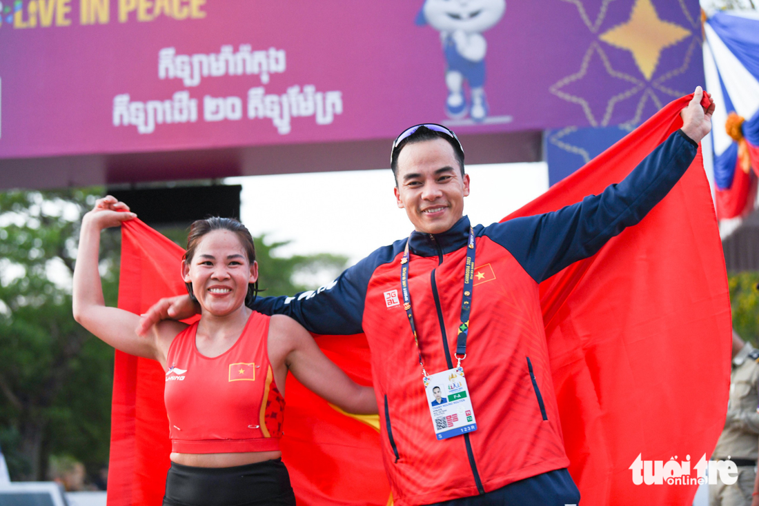 Hoàng tử, nữ hoàng đi bộ chiến thắng tại SEA Games 32 - Ảnh 10.