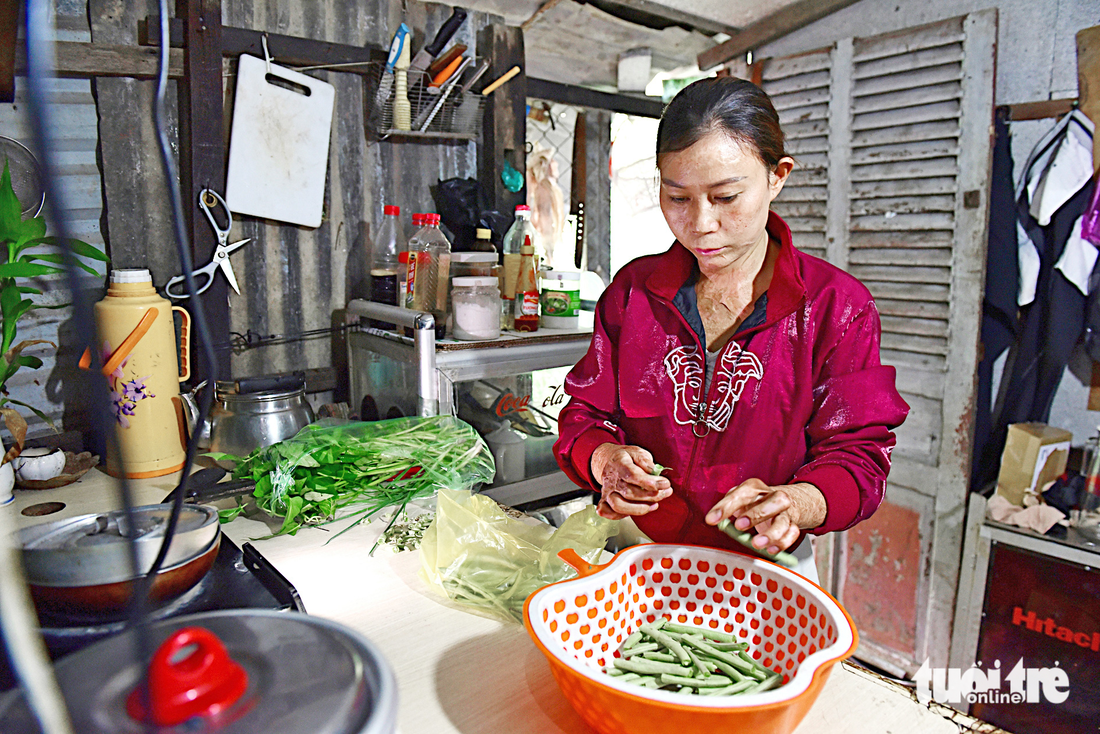 Từng ngón tay, khuỷu tay và vùng cổ của chị bị co rút nên mọi hoạt động khó khăn